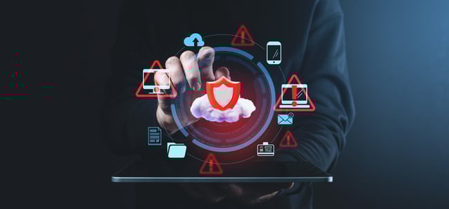 Un cloud avec un bouclier est représenté au centre d'un cercle. Il est entouré d'icônes d'e-mail, d'ordinateur, et de signes de danger représentant des cybermenaces.
