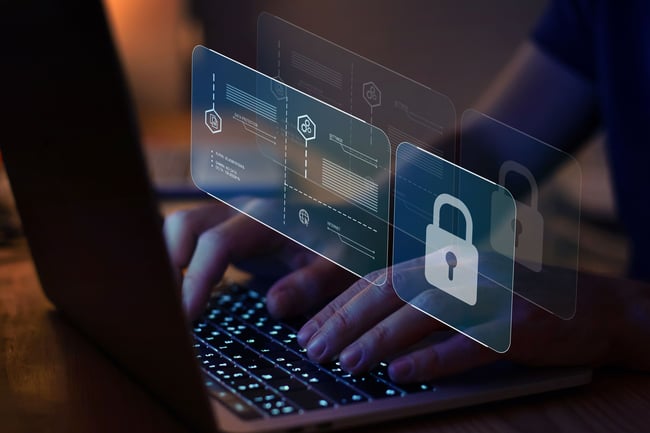 image d'un clavier et d'un écran représentant une personne sécurisant son dispositif