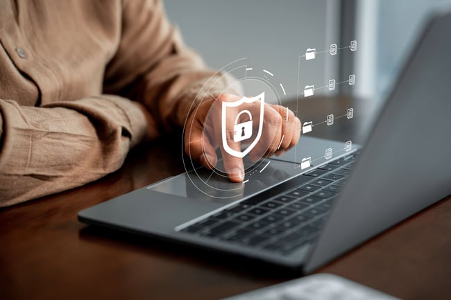 image montrant une personne qui sécurise les données contenues dans son ordinateur