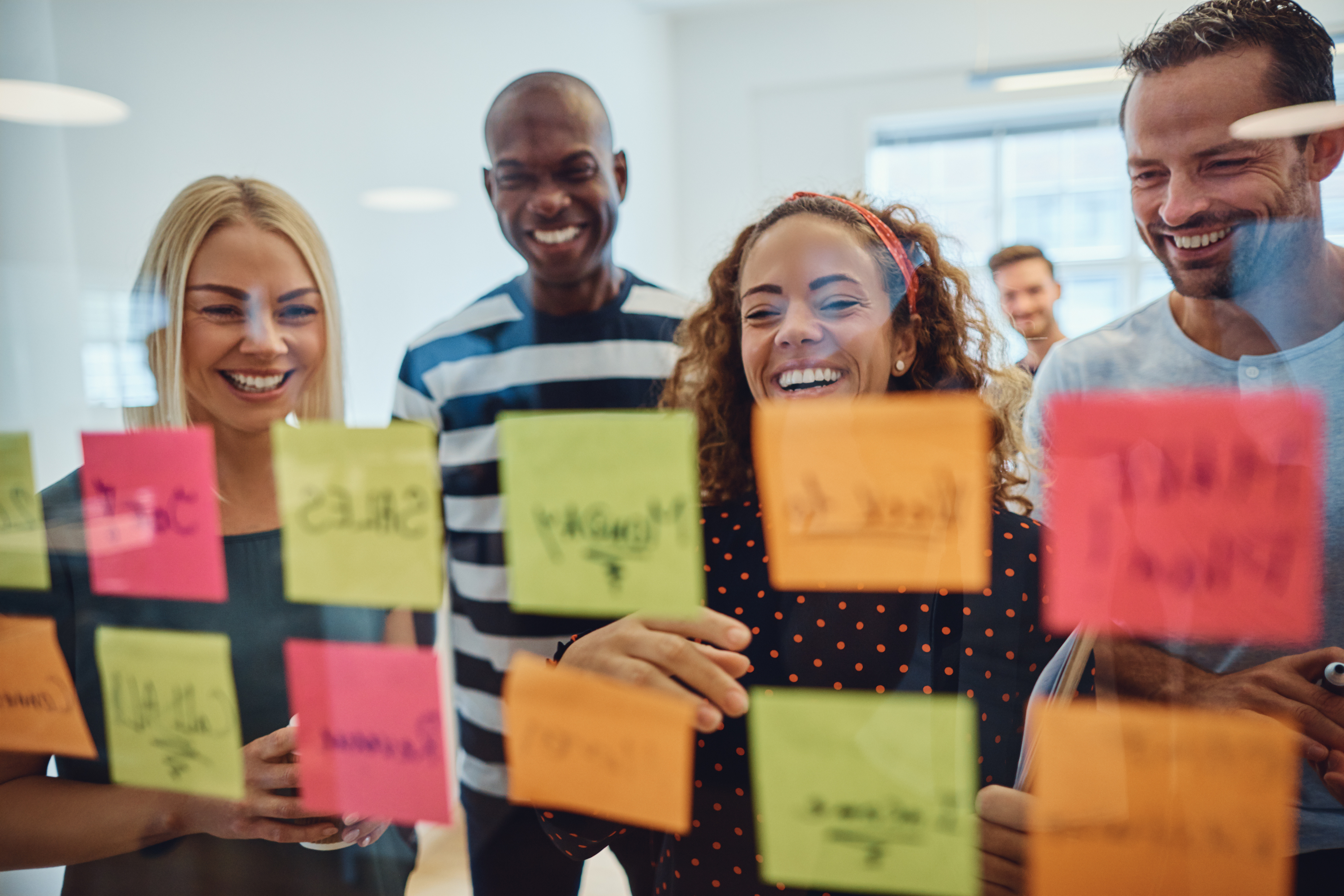 des personnes réunies faisant un brainstorming